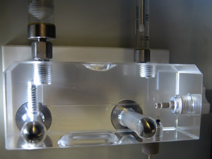 Detailansicht des oberen Gelblocks (upper gel block) eines ABI 3100-Avant / ABI 3100 Sequenzierers: die rechte kleine 250µl Glasspritze (Array Fill Syringe) erzeugt beim Füllen des Kapillararrays mit frischem Polymer denn nötigen Druck von bis zu 100bar; die linke große 5ml Glasspritze (Polymer Reserve Syringe) dient zur Wiederbefüllung der kleinen Spritze alle 3-4 Läufe.