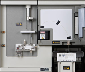Innenansicht des Sequenzierer ABI 310: Spritzenstation mit Gelblock und Hotplate mit eingebauter 47cm Kapillare. Autosampler in vorgefahrener Position.