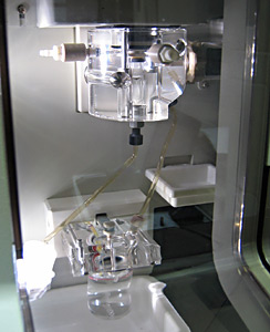 Detailansicht einer ABI 3130 bzw. ABI 3130xl Sapphire PDP (Precise Delivery Pump oder auch Polymer Delivery Pump, P/N 625-2005 oder 625-2017) Gelpumpe inklusive Polymer Vorratsflasche, unterem Gelblock und großem Puffergefäß als Teil des Upgrades von ABI 3100-Avant oder ABI 3100 auf ABI 3130 bzw. ABI 3130xl. Statt mittels den beiden Glasspritzen wird das Polymer über eine weitgehend verschleißfreie Glaskolbenpumpe gefördert. Fragen Sie uns nach weiteren Upgrades für Ihre Synthesizer- und Sequencermodelle.