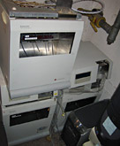 Ausgemusterte Expedite 8909 in unseren Lagerbeständen warten darauf, mit viel Sorgfalt überholt und ausführlich getestet zu werden um anschließend wieder einwandfreie Syntheseergebnisse im Labor zu liefern.